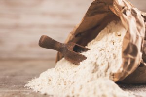 Făina fără gluten: beneficii, tipuri și cum o poți folosi în alimentația ta zilnică