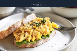 Omletă cu Legume și Pâine Fără Gluten - Rețetă Sănătoasă pentru Mic Dejun
